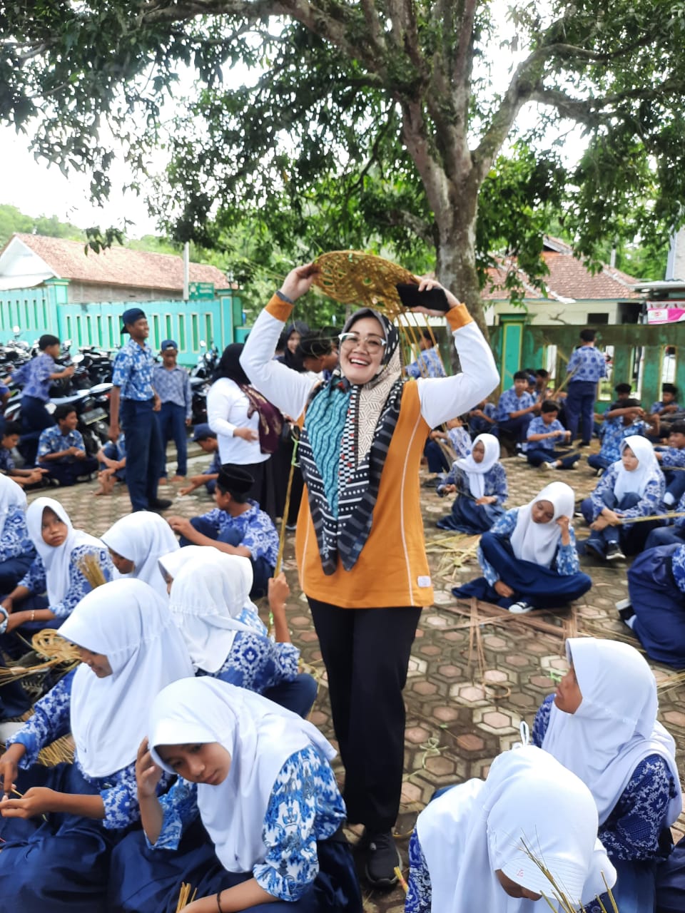 Kegiatan P5 Kewirausahaan Pemanfaatan Lidi menjadi sebuah piring